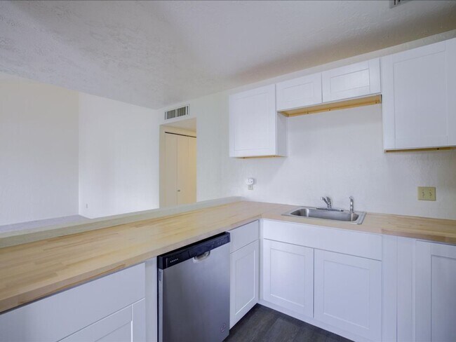 Building Photo - 2 Bedroom, 2 Bathroom with Community Pool!