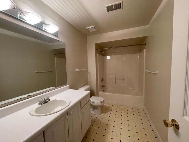 Building Photo - 4368 Pond Ridge Ct
