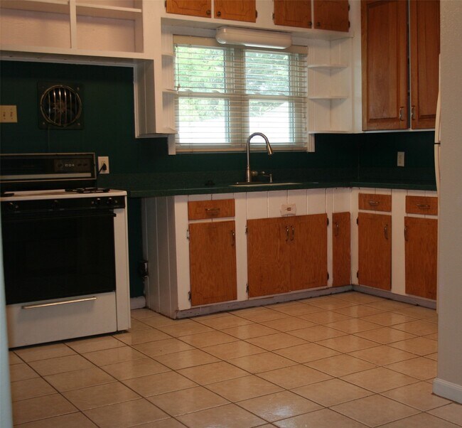 Building Photo - 7518 El Rancho St