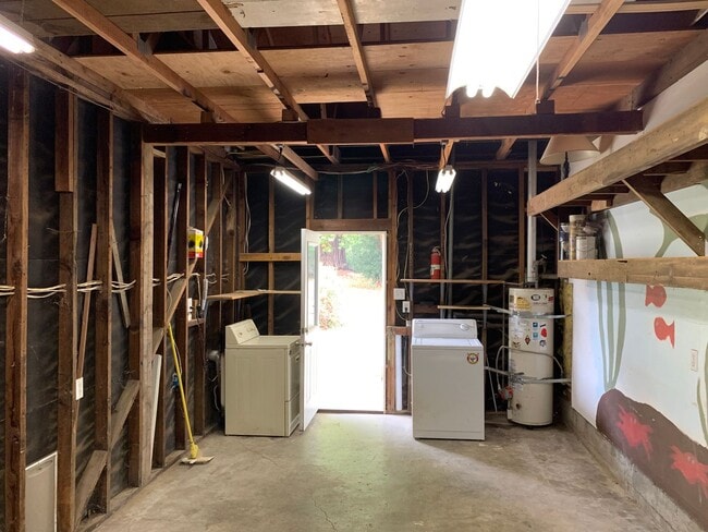 Building Photo - 3 Bedroom, PET FRIENDLY House in Fieldbrook