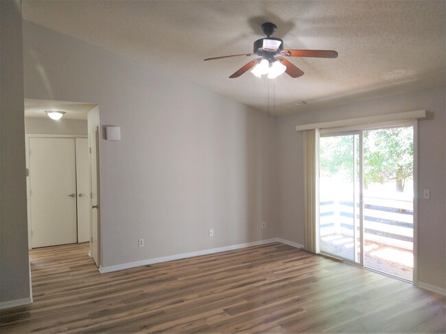 Building Photo - 9607 Vinca Cir