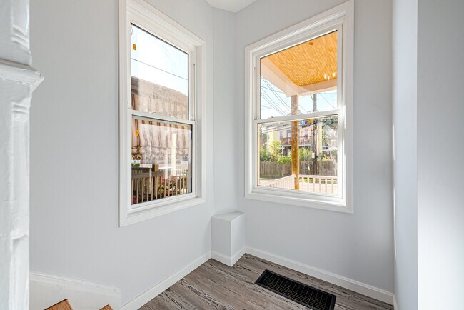 Building Photo - 5551 Columbo St