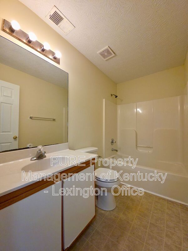 Building Photo - 264 Grinder Ct