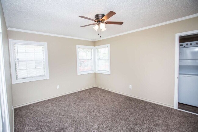 Building Photo - "Charming 3-Bedroom Home on 31st with Gleaming Hardwood Floors and 2 Full Baths!"