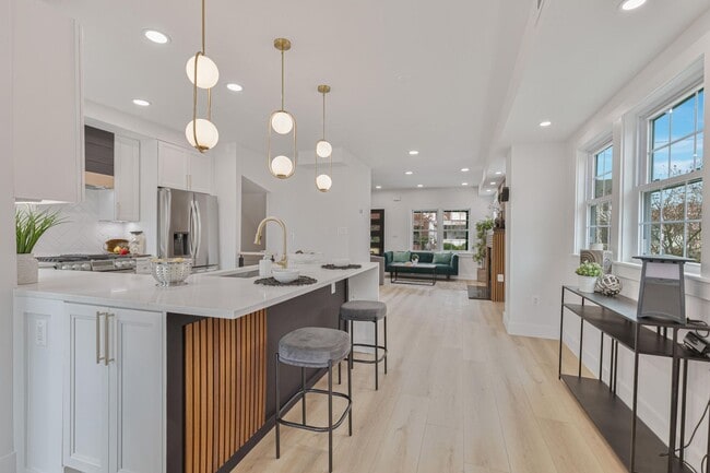 Building Photo - Spacious Fully Renovated Tudor Duplex w/ 3...