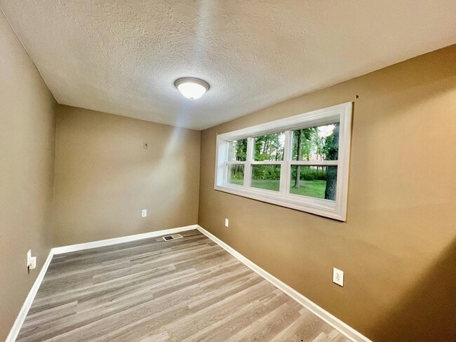 Building Photo - 8310 Bellflower Rd