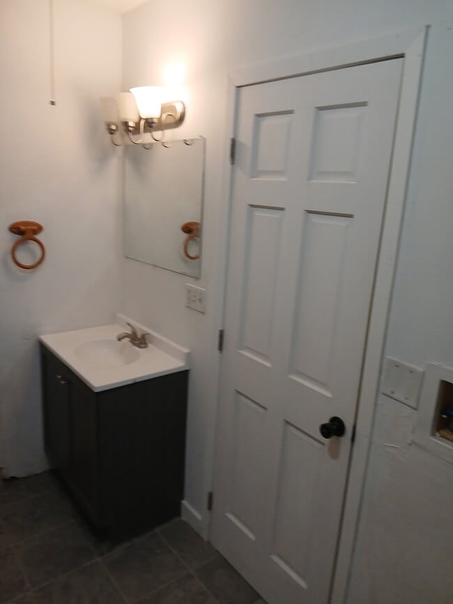 Building Photo - 941 W 8th St