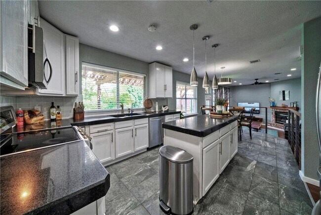 Building Photo - 10907 Grassmere Ct