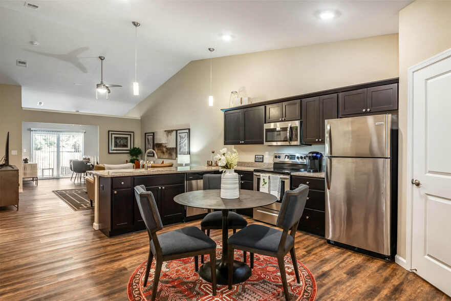 Spacious Kitchens with Breakfast Bar and Room for a Table - Redwood Obetz