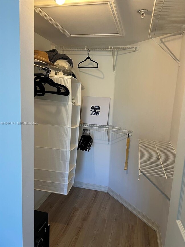 Building Photo - 460 S Park Rd