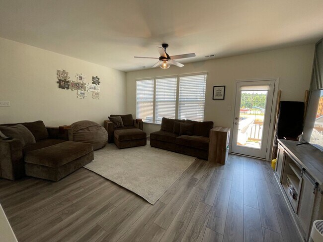 Building Photo - Huntington Pointe