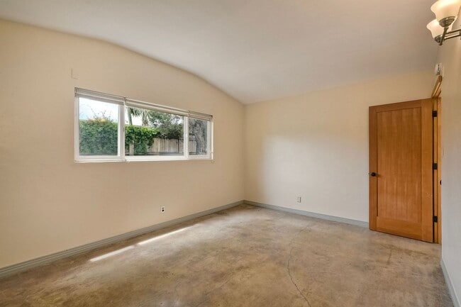 Building Photo - Coastal Living - Minutes from the Beach