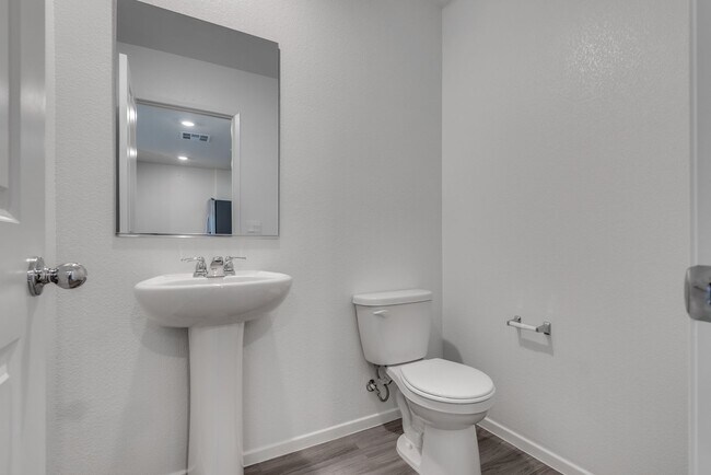 Building Photo - Welcome to a stunning recently built townh...