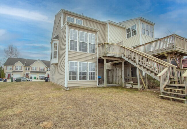 Building Photo - Great Views Overlooking the Golf Course - Large 3 Bedroom End unit TownHouse