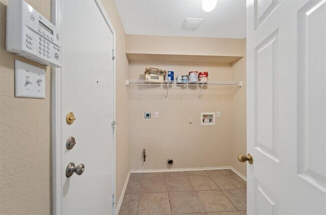 Building Photo - 909 Remington Dr