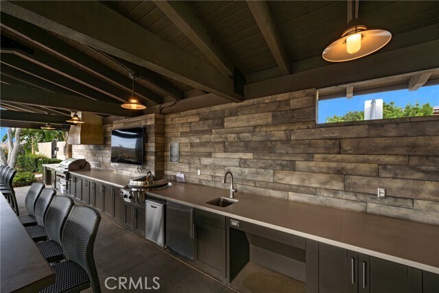 Building Photo - 18 Prominence