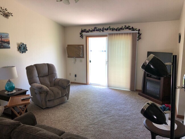 Building Photo - 996 Primrose Ln