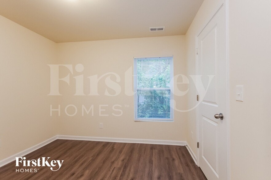 Building Photo - 423 Leland St