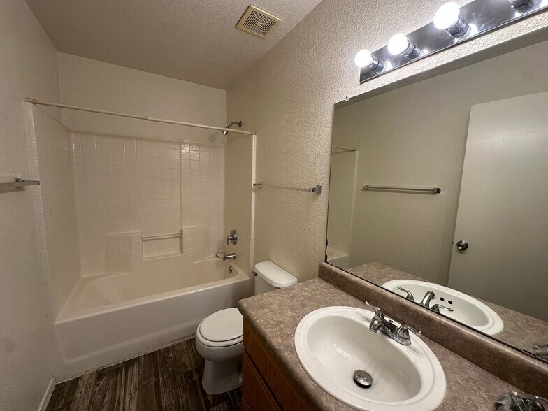 Building Photo - 9011 E Weyburn Dr