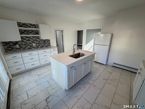 Building Photo - 402 Allen St