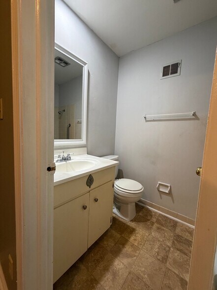 Building Photo - 6138 E 129 St