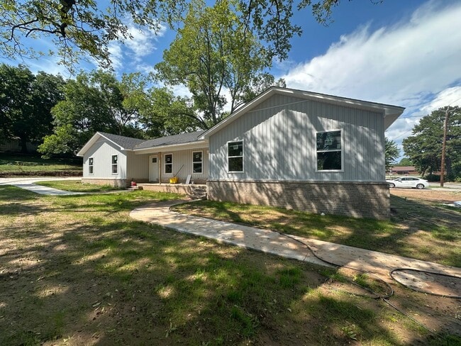 Building Photo - 501 Ave 3 NW