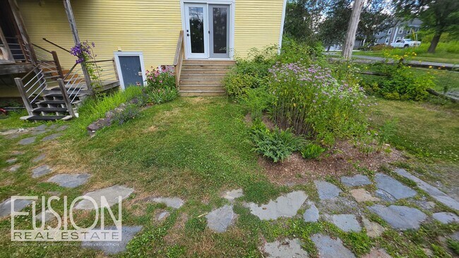 Building Photo - 928 Mt Philo Rd