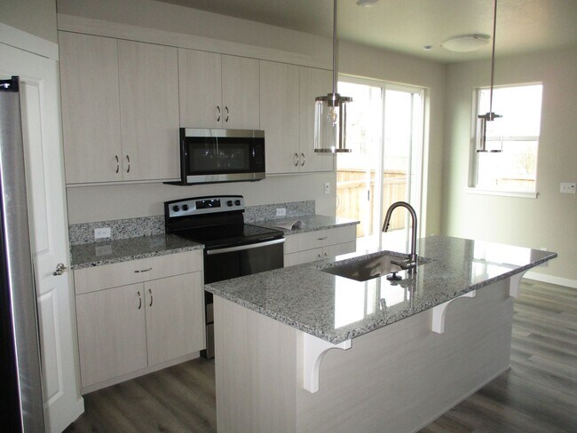 Building Photo - Brand New Berthoud Property facing the Mountains