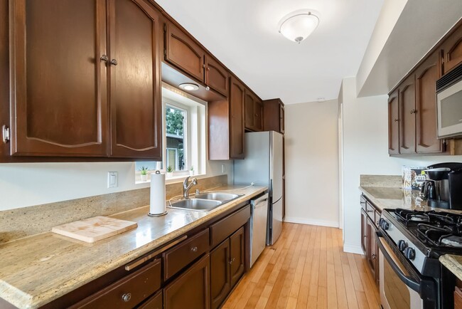 Building Photo - Unbeatable Location! Bright 1 Bed, 1 Bath ...
