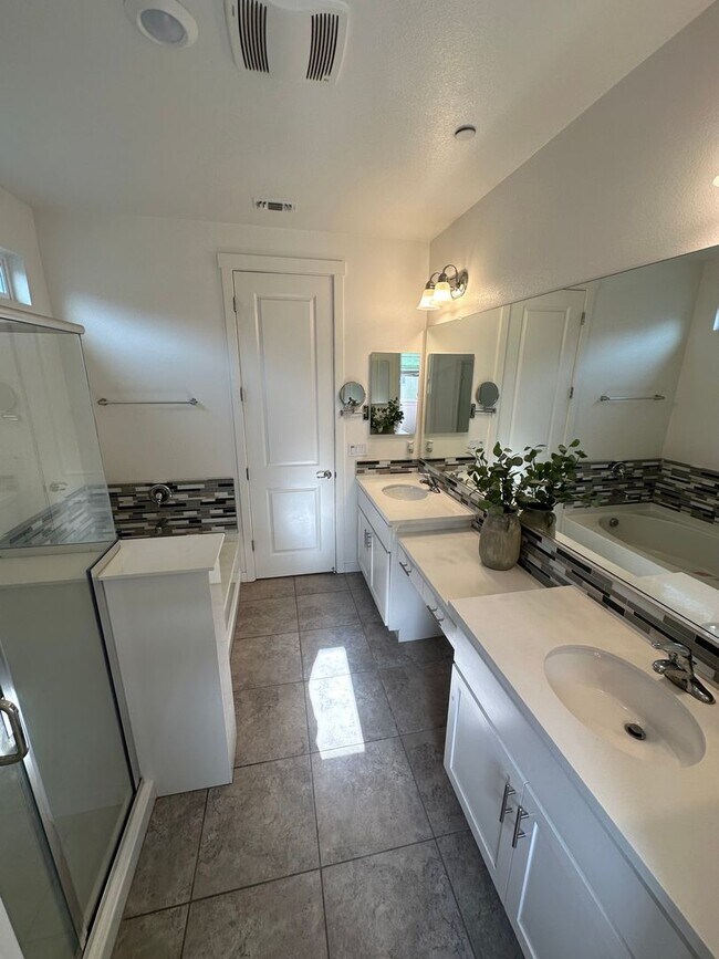 Building Photo - Beautiful 3 Bedroom 2.5 Bath Home for Rent...