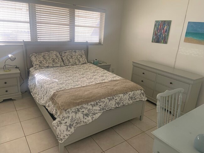 Building Photo - 5200 NE 24th Terrace