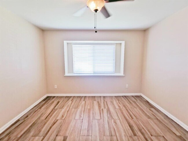 Building Photo - 10307 Cedarhurst Dr