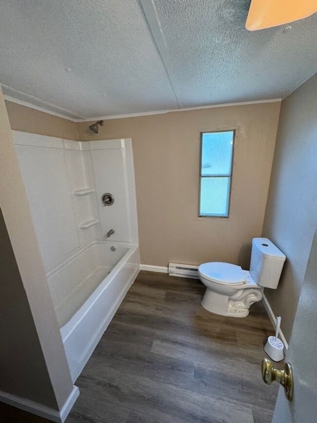 Building Photo - Newly Remodled 3 Bedroom 2 Bath Unit