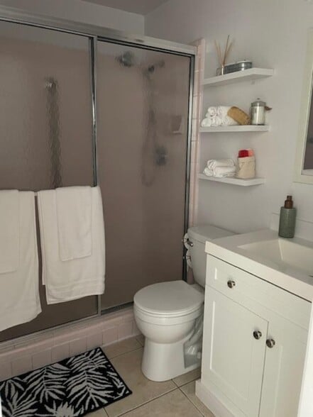 Walk in shower all linens supplies - 5921 E Boston St