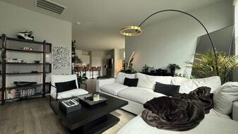 Building Photo - 2042 Live Oak Dr