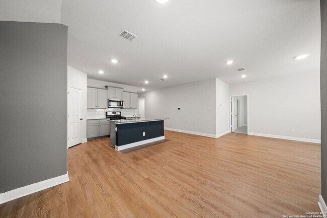 Building Photo - 1080 Amble Oak