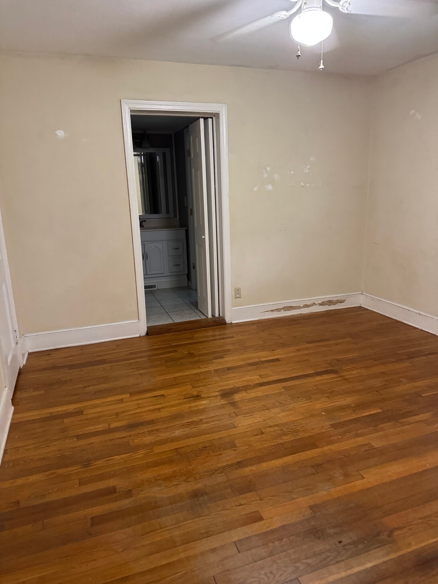 Building Photo - 702 Sherwood Dr