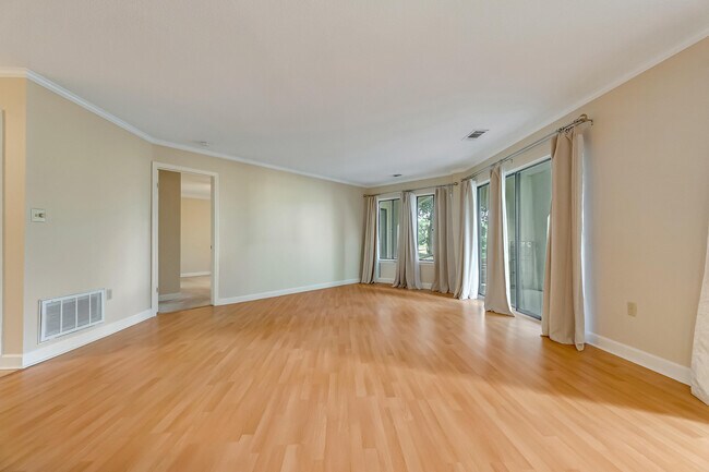 Building Photo - 303 Westlake Ct