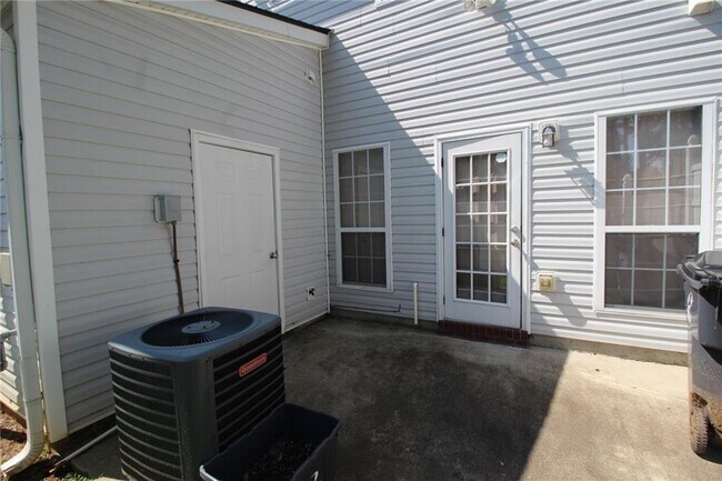 Building Photo - 948 Tree Creek Blvd