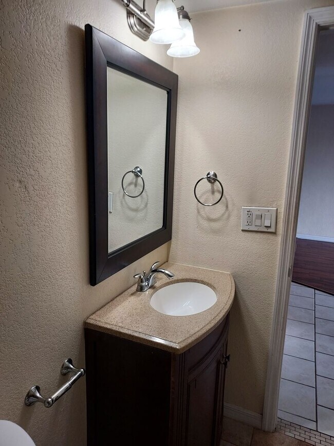 Building Photo - Move In Special 1st Month Rent Free- 1 Bed...