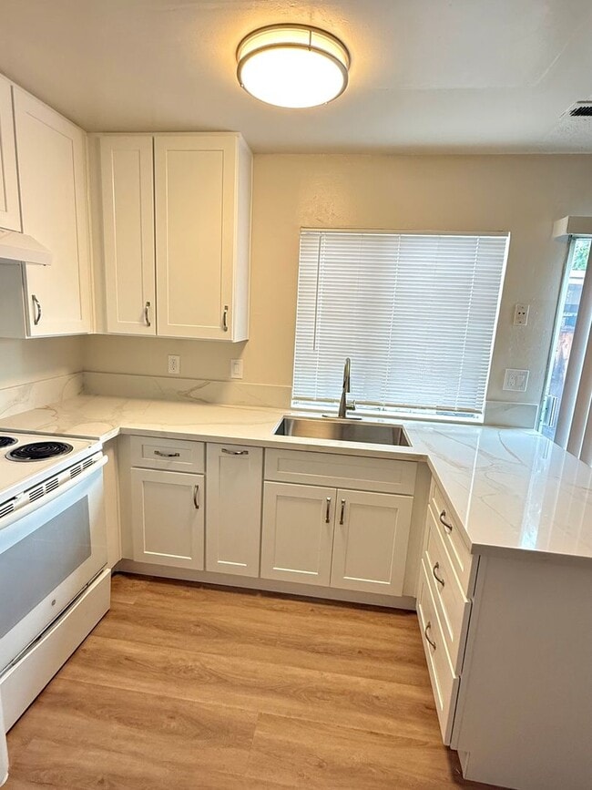 Building Photo - $2,890 / 2 BR - FULLY REMODELED TOWNHOME IN HAYWARD