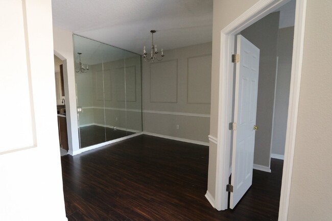 Building Photo - Spacious 3-Bedroom Townhome in Gated Kings...