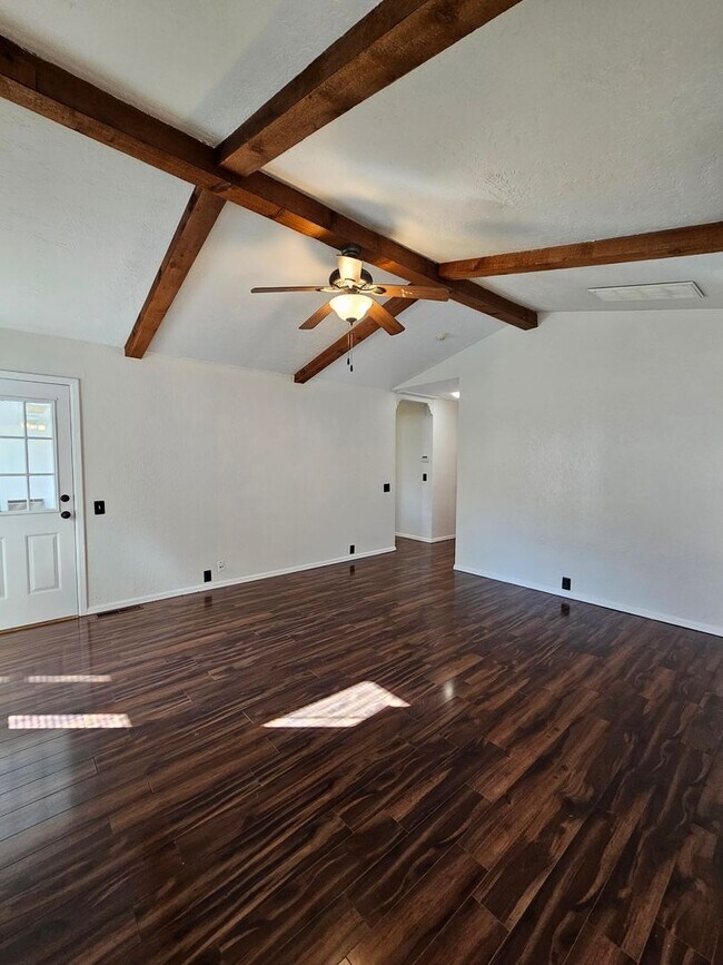 Building Photo - (3) Bed/(2) Bath Avail NOW! Oakhurst Addition!