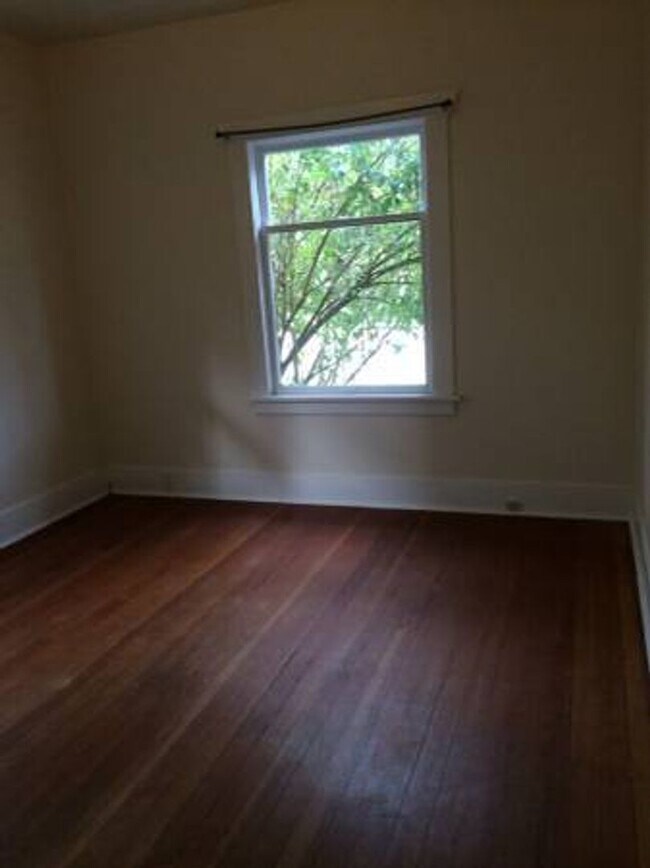 Building Photo - 516 N 6th St