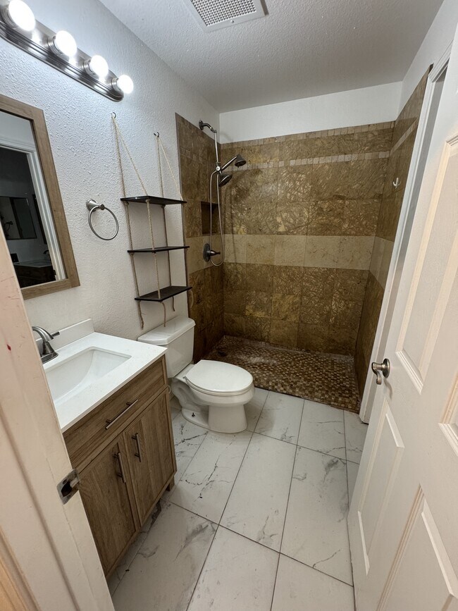 Building Photo - 140 Uwapo Rd