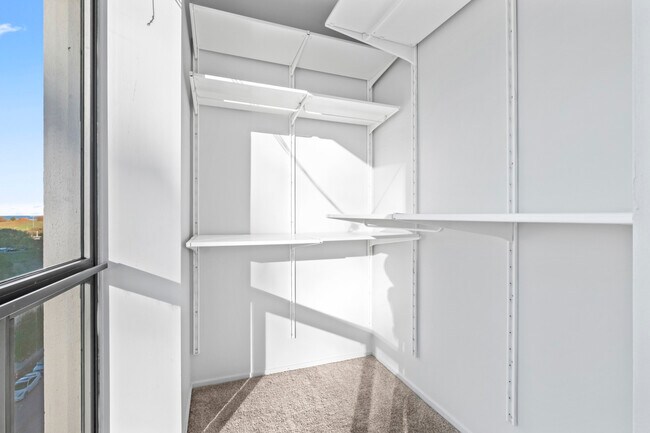 Building Photo - 4343 N Clarendon Ave