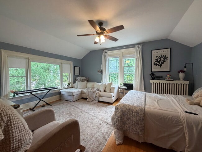 Building Photo - 3 bedroom 1 bath Apartment Available June 1st!! Massive bedrooms and a 5 minute walk to campus.