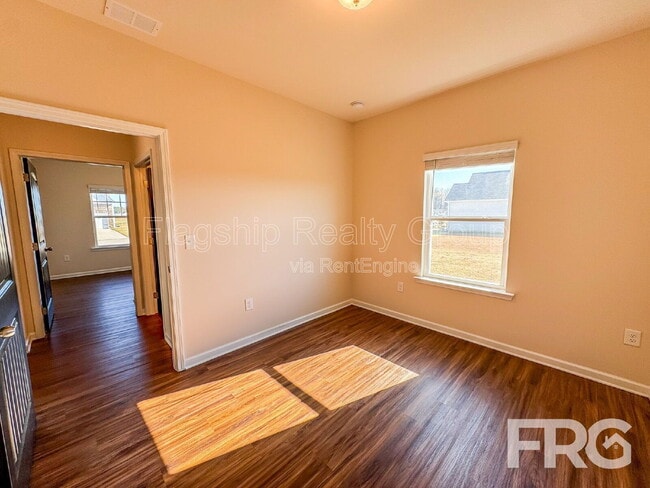 Building Photo - 202 Kenison Way