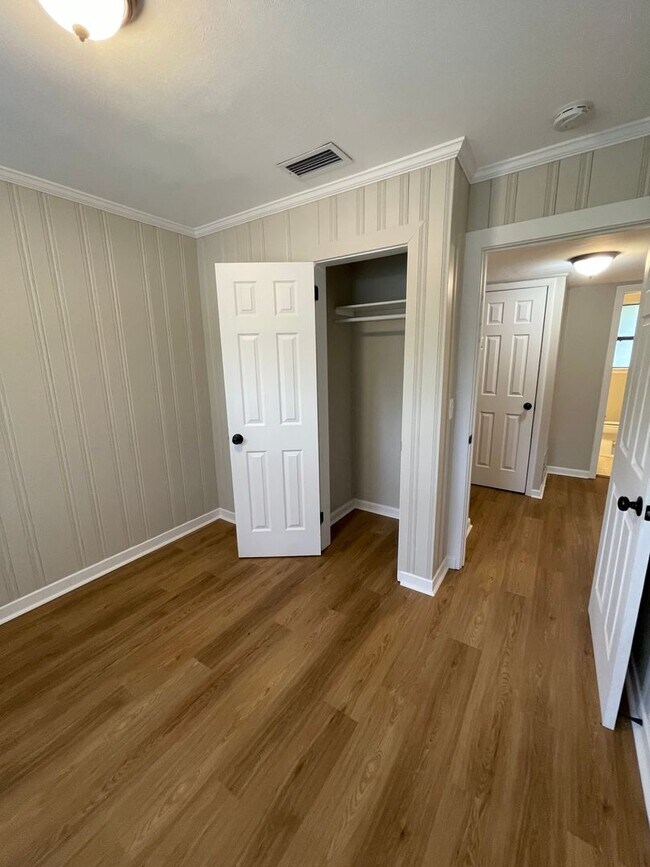 Building Photo - **4/2 Single Family home Available Now!!**