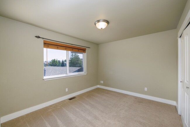 Building Photo - Beautiful 2 bed, 2 1/2 Bath Walk up Condo